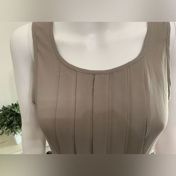 Ann Taylor Sleeveless Shell with Stitched Pleats - Mocha Brown - Sz XS - NWT - Picture 3 of 7